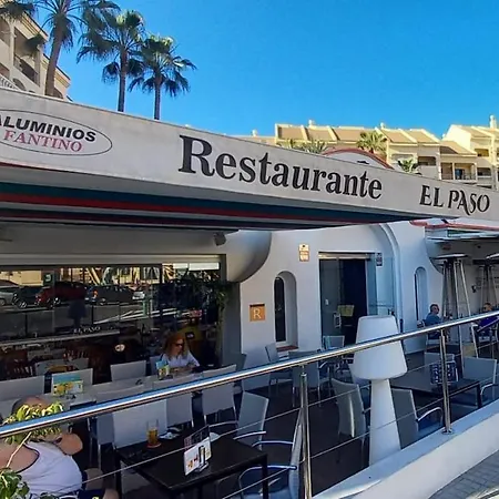 Modern In Castle Harbour Apartamento